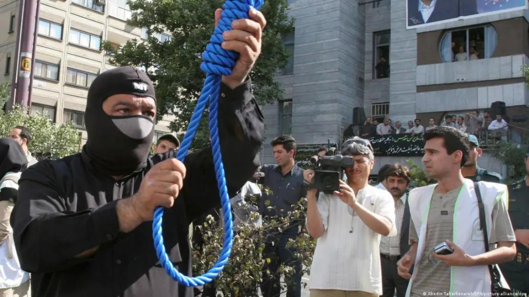 Ιράν: Εκτελέστηκε δημόσια ένας άνδρας που κρίθηκε ένοχος για το βιασμό και το φόνο ενός κοριτσιού