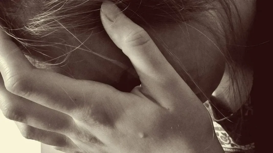 Χειροπέδες σε 31χρονο για βιασμό 27χρονης – Τι κατήγγειλε το θύμα