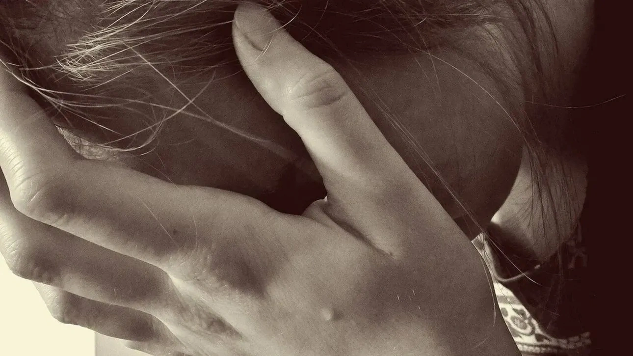 Χειροπέδες σε 31χρονο για βιασμό 27χρονης – Τι κατήγγειλε το θύμα