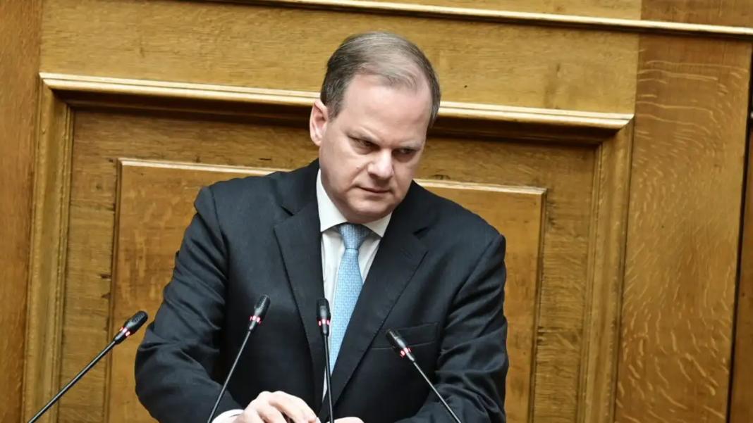 Υπόμνημα μιας σελίδας από τον Κώστα Καραμανλή στην προανακριτική για τα Τέμπη