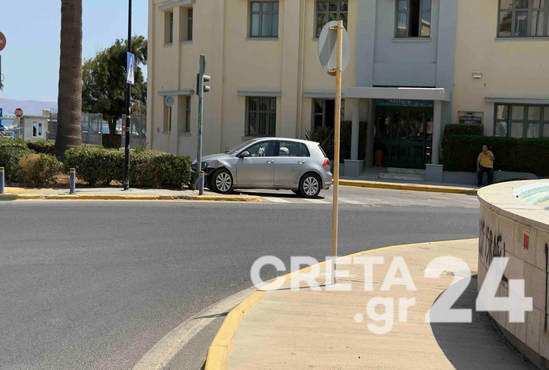 Απίστευτη εικόνα στο Ηράκλειο: Αυτοκίνητο… έμεινε στη διάβαση πεζών μετά την πρόσκρουση στο φανάρι