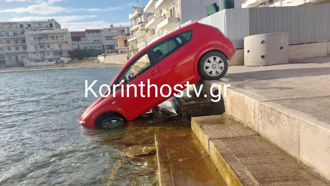 Αυτοκίνητο έπεσε με τη «μούρη» στη θάλασσα