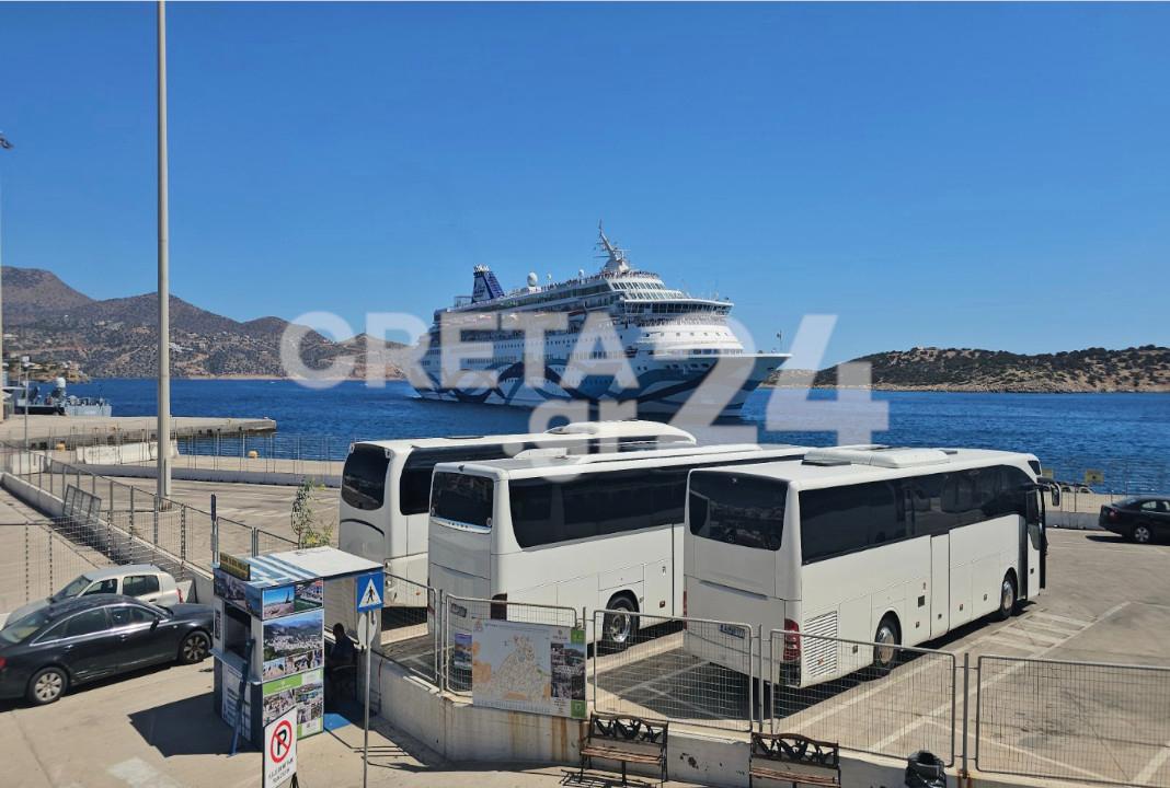 «Αστακός» ο Άγιος Νικόλαος για το ισραηλινό κρουαζιερόπλοιο – Προσαγωγές και συνθήματα υπέρ της Παλαιστίνης