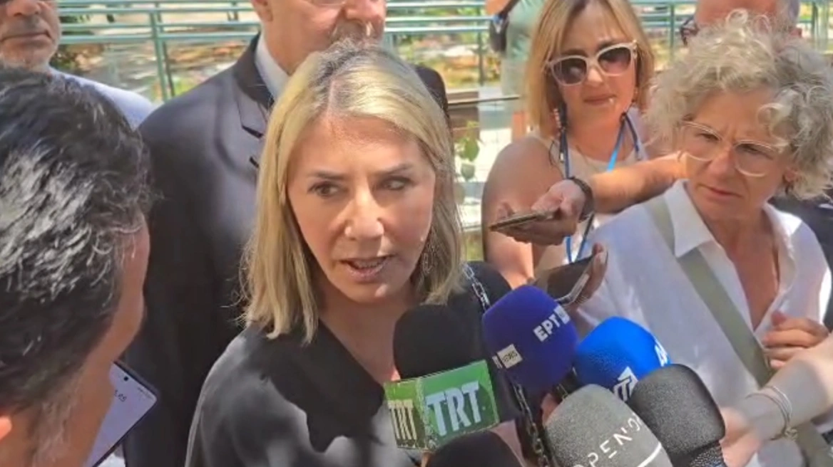«Μου είπε ότι αν φύγω από το υπουργείο και δεν του δώσω λεφτά θα με αποδομήσει», κατέθεσε η Ζέττα Μακρή στη δίκη του δημοσιογράφου που κατηγορείται για τον εκβιασμό της