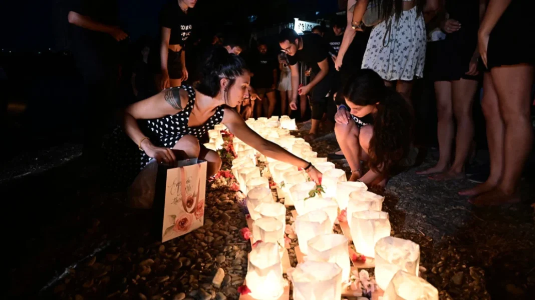 Συγκίνηση στο μνημόσυνο για τους 104 νεκρούς στο Μάτι – Συγγενείς τίμησαν τη μνήμη των θυμάτων με κόκκινα μπαλόνια και φαναράκια