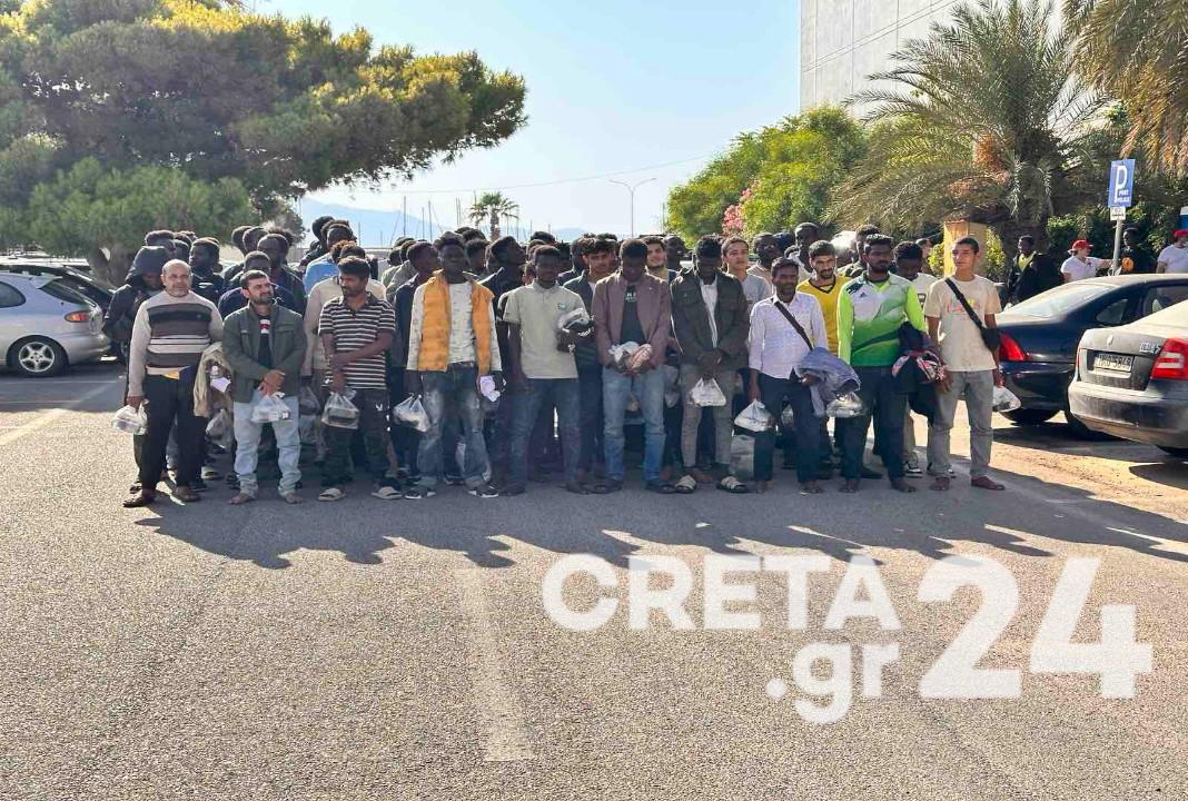 Συνεχίζεται η αποσυμφόρηση της Κρήτης – Φεύγουν άλλοι 120 μετανάστες από το Ηράκλειο (εικόνες)