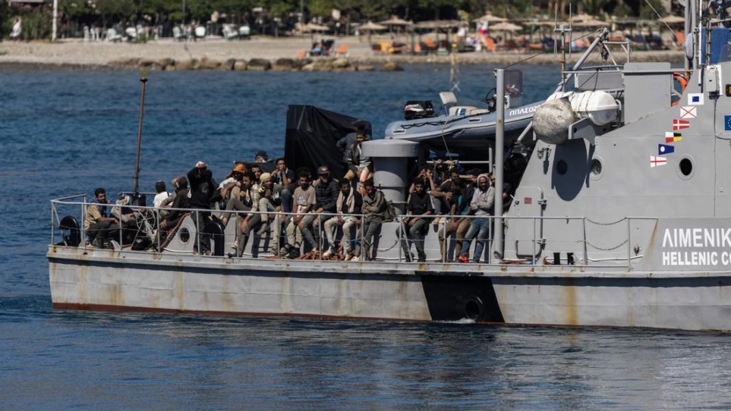 H Κομισιόν είναι «σε συνεχή επαφή» με την Ελλάδα για τις παράτυπες αφίξεις μεταναστών από τη Λιβύη