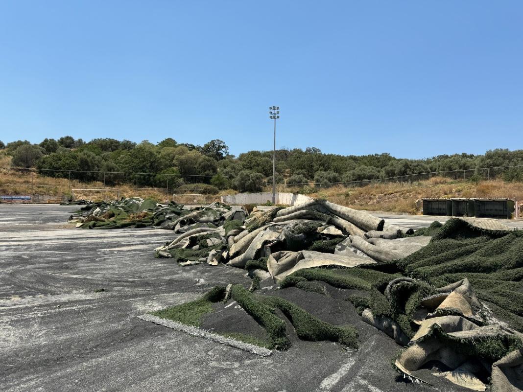 Ξηλώθηκαν οι χλοοτάπητες στα Γήπεδα της Μοναχής Ελιάς- Σημαντικές παρεμβάσεις στον αθλητικό χώρο έπειτα από 25 χρόνια