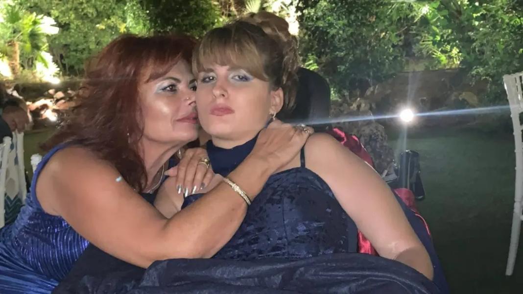 Δεκατρία χρόνια από την άγρια επίθεση κατά της Μυρτούς στην Πάρο – «Σαν σήμερα ένα τέρας έλιωσε το κεφάλι του παιδιού μου» έγραψε η μητέρα της