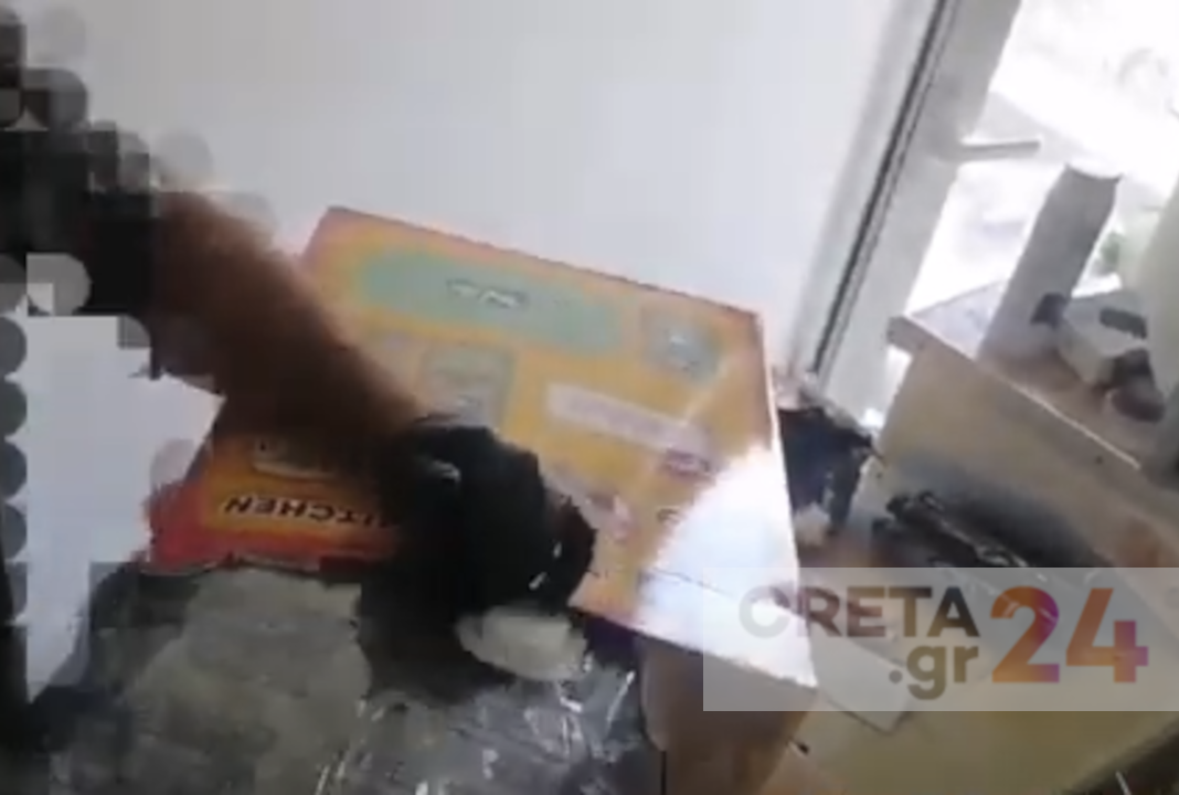 Ηράκλειο: Η στιγμή που οι αστυνομικοί βρίσκουν την κάνναβη στις κούτες παιχνιδιών (βίντεο)