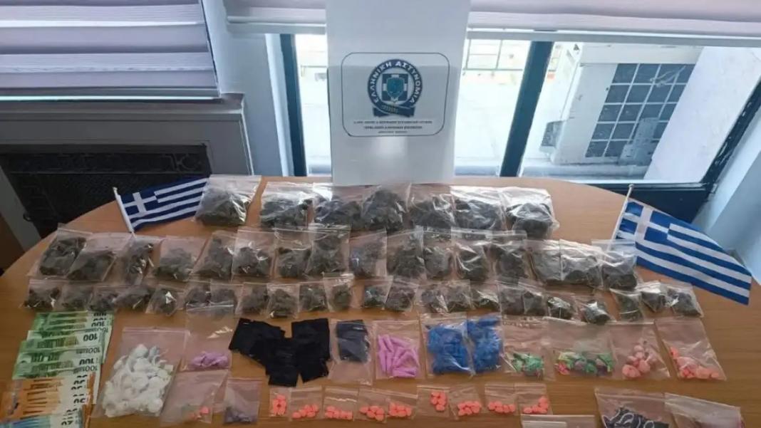 15χρονος και 17χρονος πέταξαν σακίδιο με ναρκωτικά σε κάδο ανακύκλωσης για να αποφύγουν έλεγχο από την αστυνομία