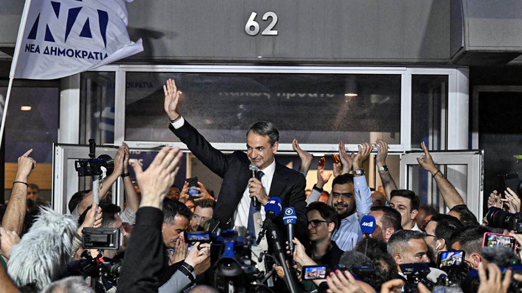 ΝΔ: Επέτειος, βίντεο, αμηχανία…