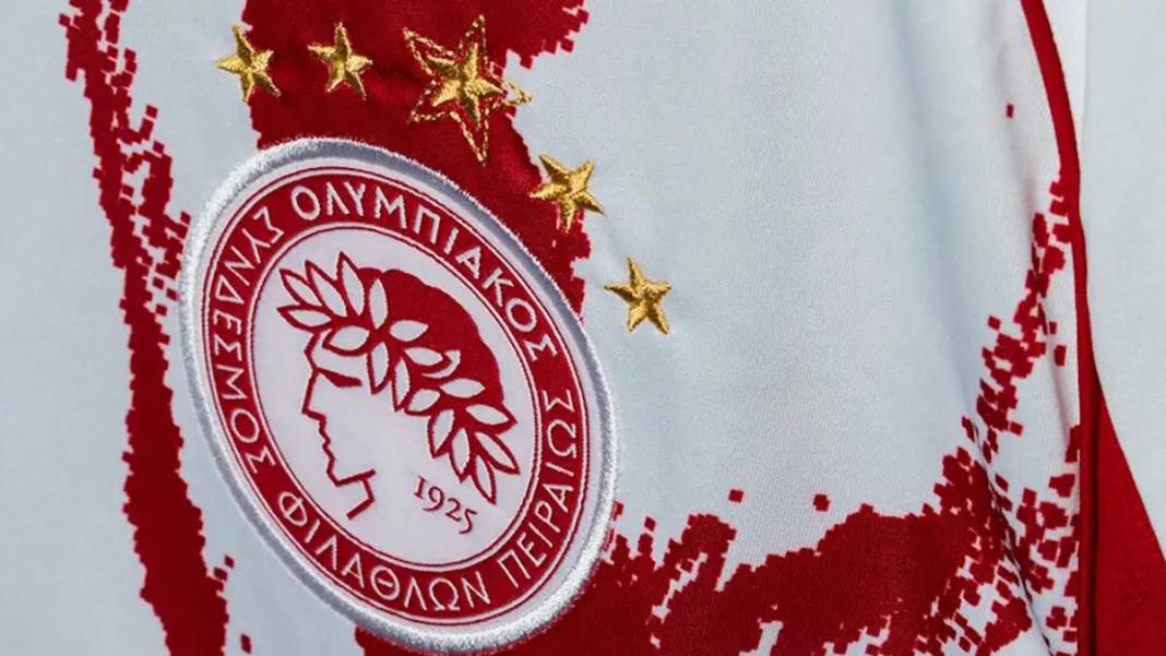 Ο Ολυμπιακός αποκάλυψε την εκτός έδρας φανέλα του για τη νέα ποδοσφαιρική σεζόν