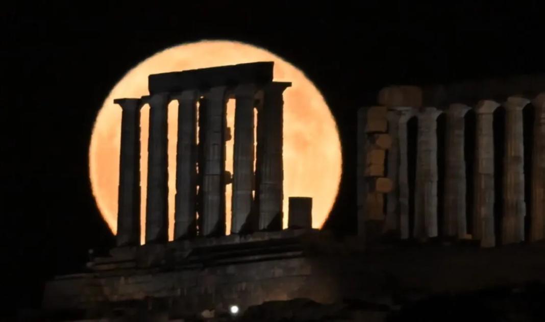 Έρχεται αύριο Πέμπτη η εντυπωσιακή Πανσέληνος του “Κόκκινου Ελαφιού”