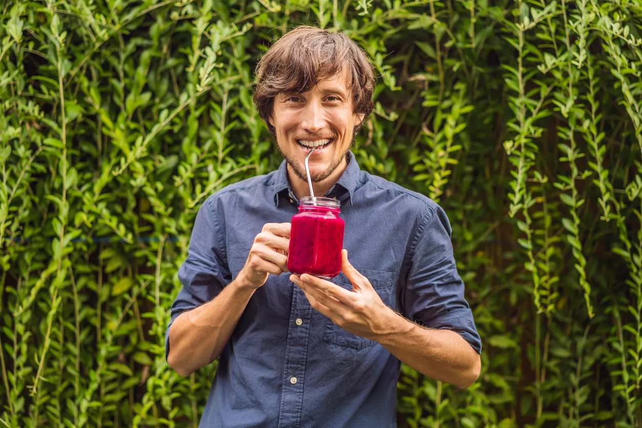 Ο κατακόκκινος χυμός που ρίχνει την πίεση στους 60χρονους – Αρκούν 2 «σφηνάκια» την ημέρα