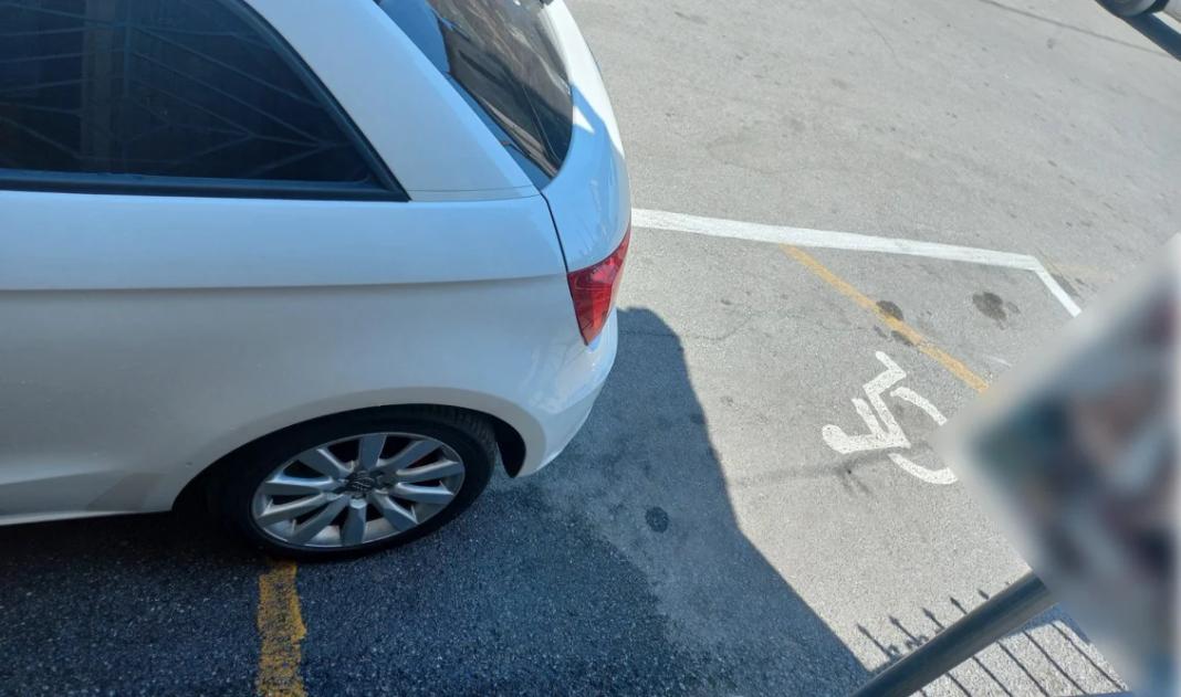 Ιερέας πάρκαρε σε θέση ΑμεΑ για να κάνει τη Λειτουργία και να πιει τον καφέ – Το σημείωμα στο παρμπρίζ