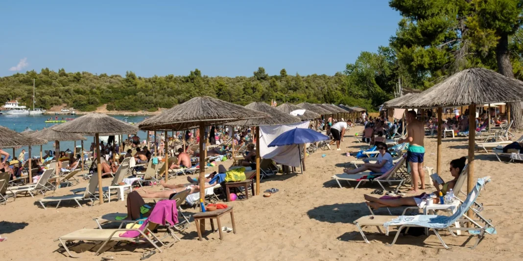 Ετοιμάζουν drones για ελέγχους για τις ξαπλώστρες στις παραλίες: 3.000 καταγγελίες για αυθαιρεσίες, η εικόνα στην Κρήτη