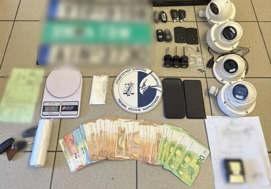 Στα δίχτυα της Δίωξης 35χρονος – «Φάντασμα» με κάμερες, κοκαΐνη, πλαστά έγγραφα και κέρδος 5.060 ευρώ