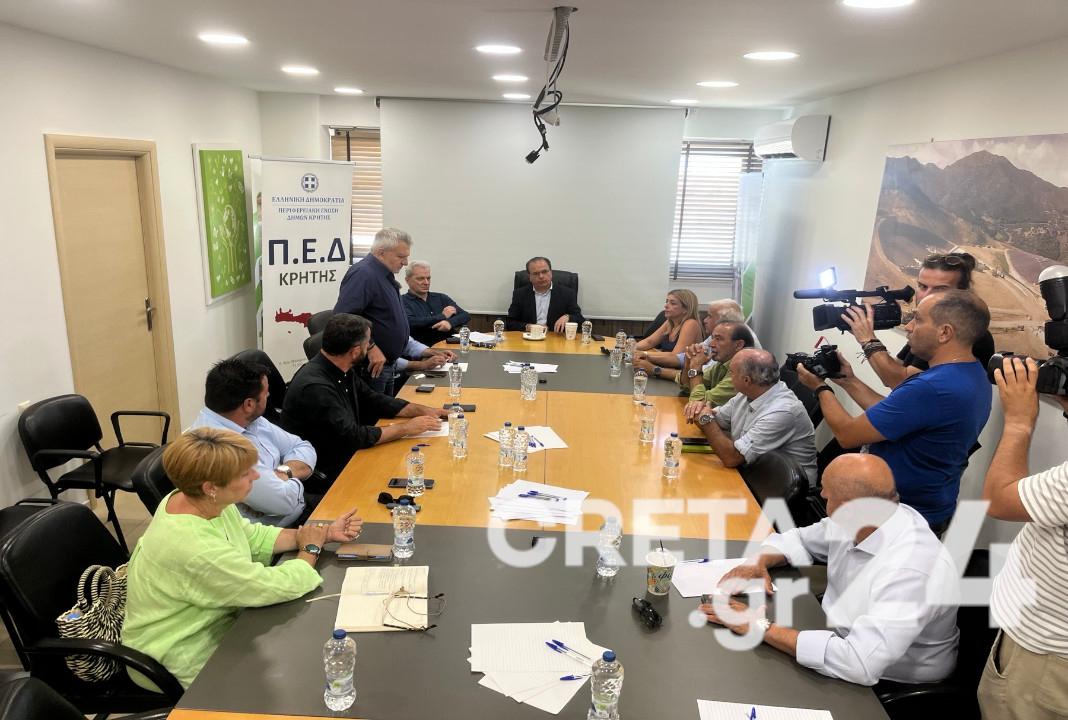 Σε εξέλιξη κρίσιμη σύσκεψη δημάρχων της Κρήτης για το μεταναστευτικό