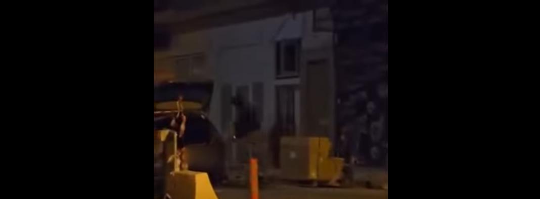 Κρήτη: Άνδρας «σηκώνει» πλάκες πεζοδρομίου από εργοτάξιο και τις φορτώνει στο όχημα του (βίντεο)