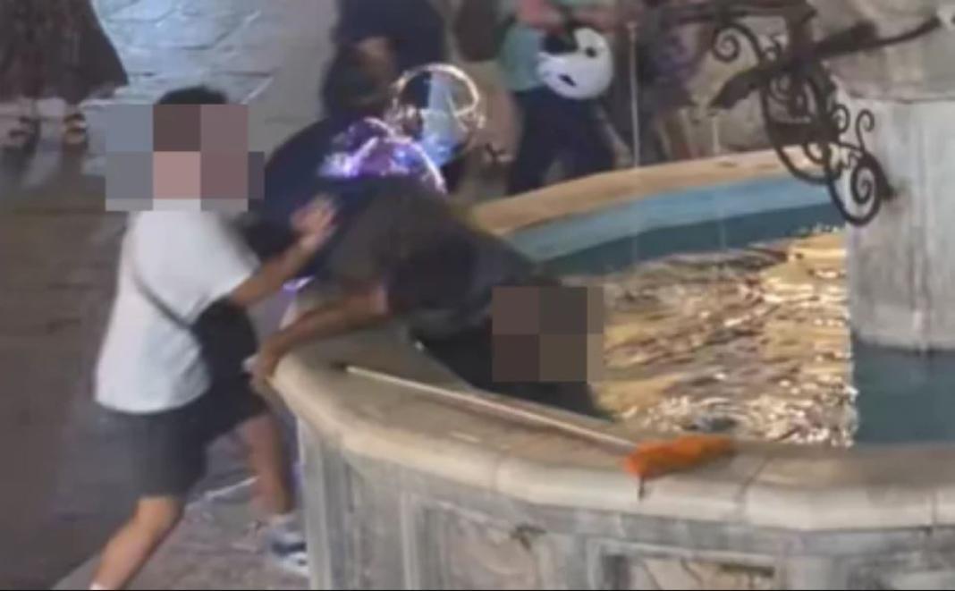 Σάλος με βίντεο στα social media – Έσπρωξε άστεγο μέσα σε σιντριβάνι για… πλάκα