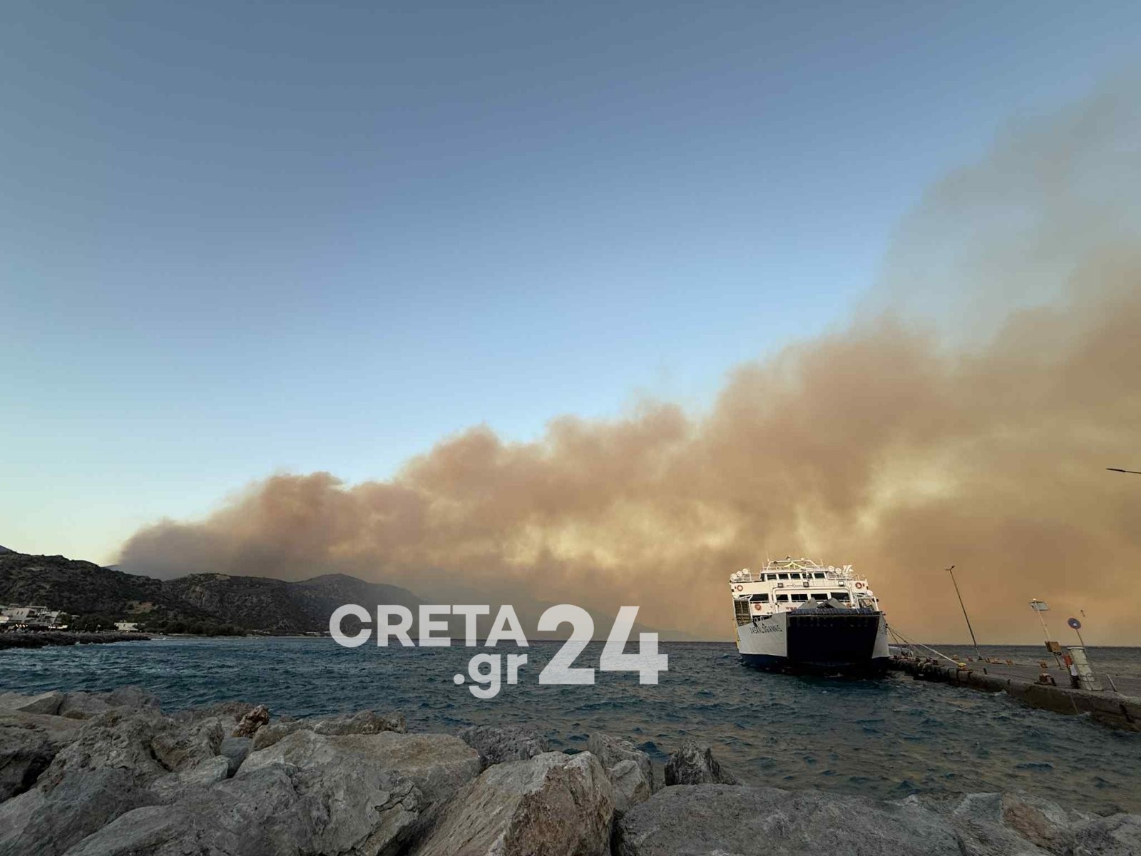 Κρήτη: Μαίνεται ανεξέλεγκτη η πυρκαγιά στο Σέλινο (εικόνες)