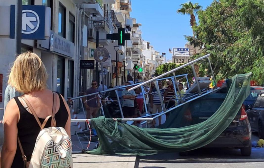 Κρήτη: Σκαλωσιά έπεσε πάνω σε ΙΧ εν κινήσει – Βίντεο