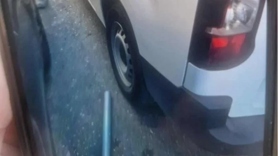 Σωλήνας έφυγε από οικοδομή και έπεσε πάνω σε αυτοκίνητα – Στο ένα βρισκόταν μητέρα με τα παιδιά της