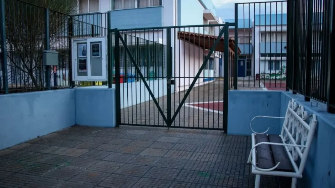 Κουκουλοφόροι επιτέθηκαν σε δύο 13χρονους σε αυλή σχολείου, τους κυνήγησαν με ρόπαλα και μαχαίρια