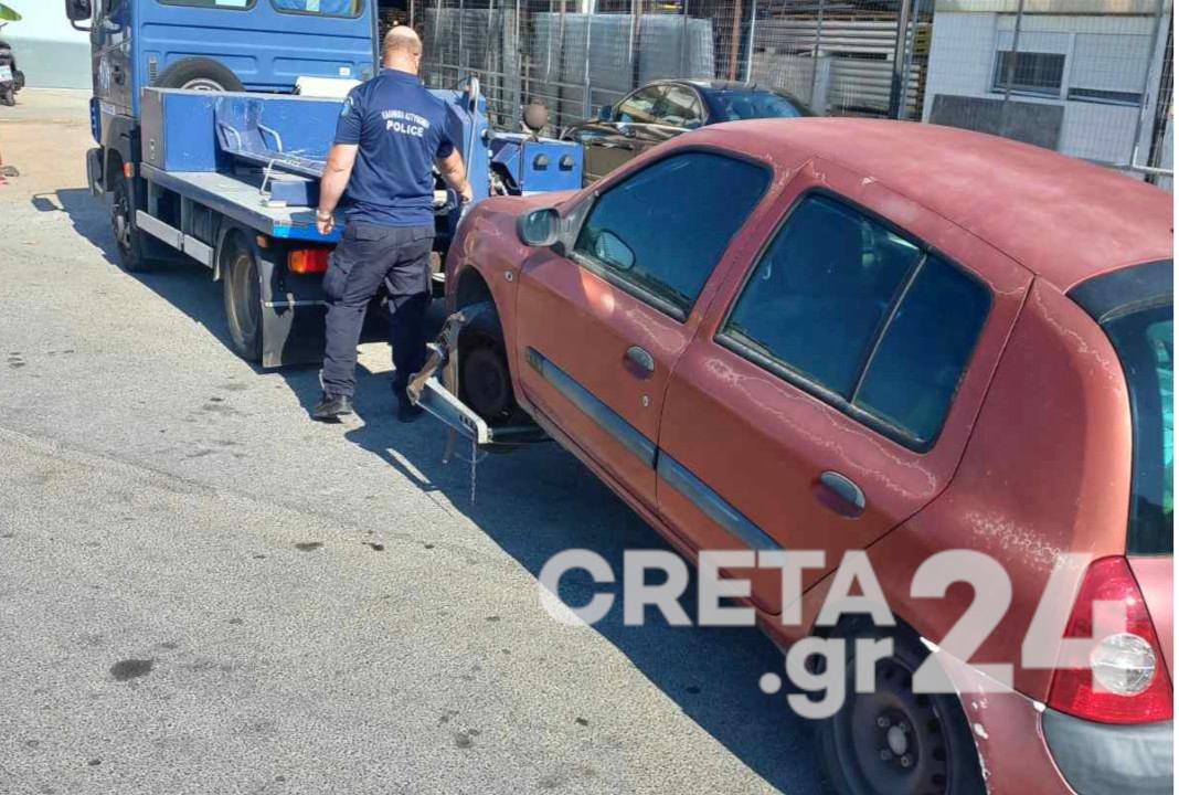 Ηράκλειο: Ανέλαβε δράση ο γερανός της τροχαίας για το παρκαρισμένο αυτοκίνητο στη μέση του δρόμου