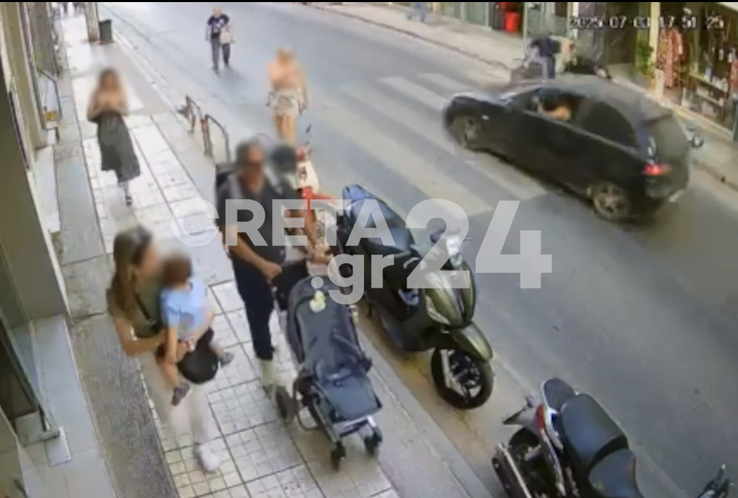 Ηράκλειο – Βίντεο σοκ: Αυτοκίνητο εμβόλισε διανομέα που σταμάτησε σε διάβαση – Διέφυγε πετώντας πέτρες ο οδηγός