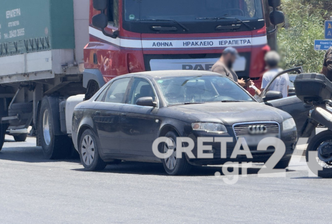 Ηράκλειο: Αυτοκίνητο συγκρούστηκε με νταλίκα σε κεντρική λεωφόρο (εικόνες)