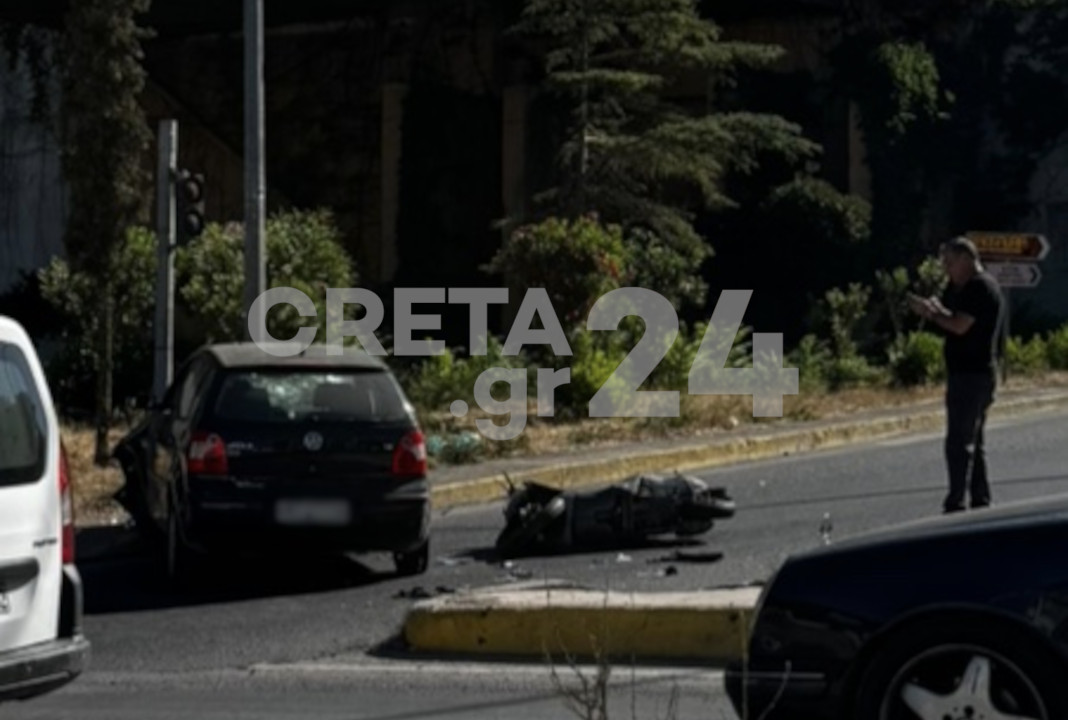 Hράκλειο: ΙΧ συγκρούστηκε με δίκυκλο και κατέληξε σε φανάρι – Τρεις τραυματίες (εικόνες)