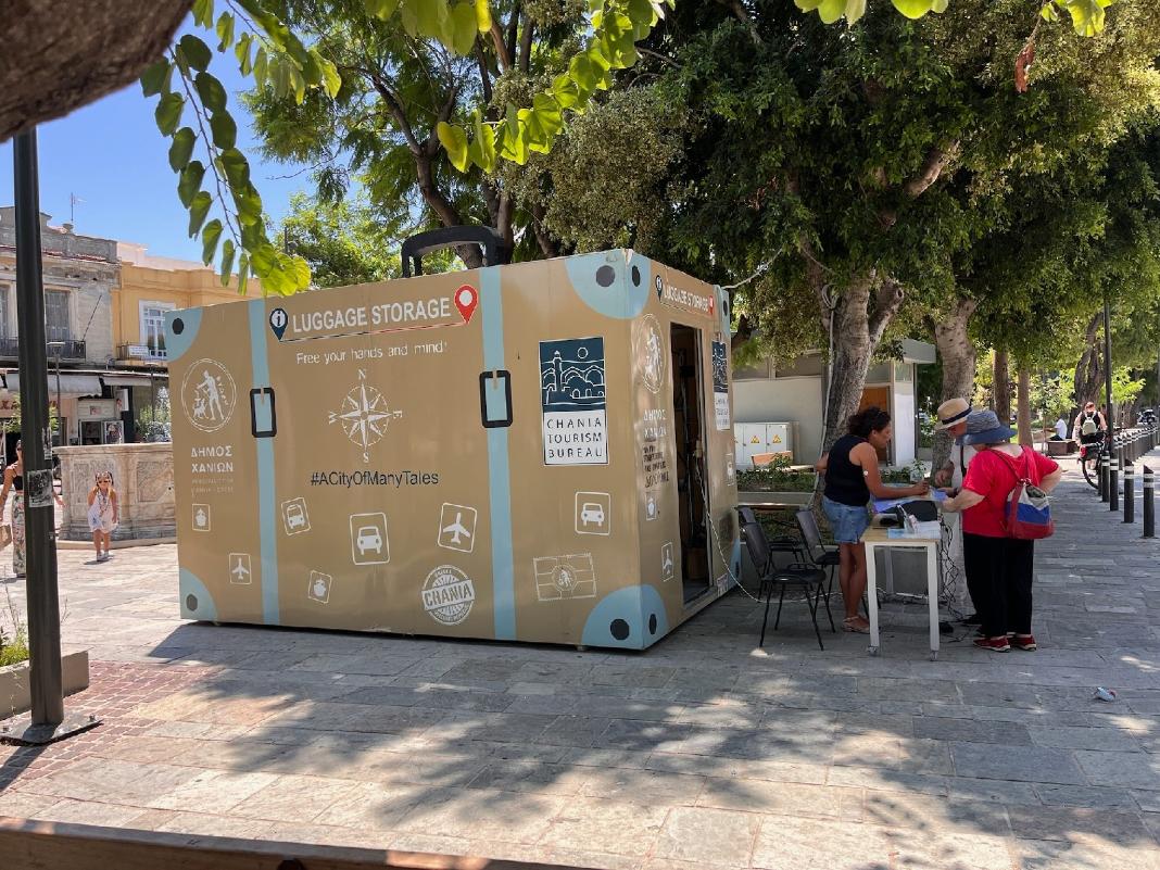 Η «Βαλίτσα» του Δήμου Χανίων επαναλειτουργεί στο κέντρο της πόλης – Σταθμός Φύλαξης Αποσκευών & Info Point στην Πλατεία 1866