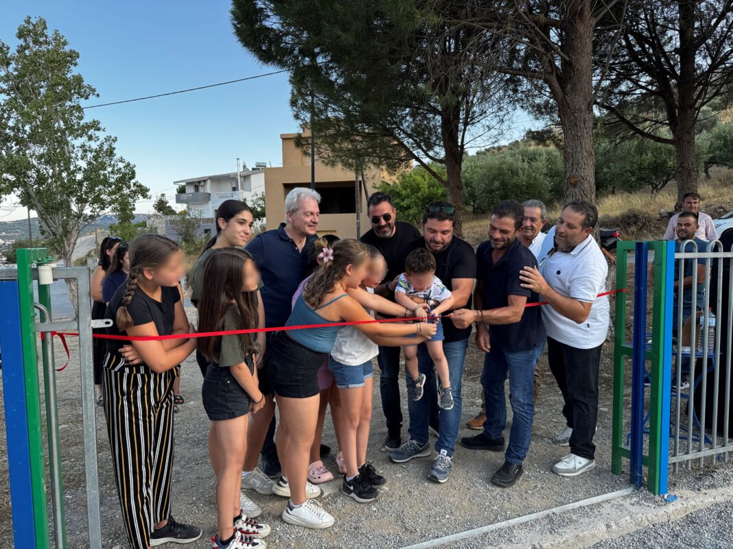 Τα παιδιά εγκαινίασαν τις νέες παιδικές χαρές σε Άγιο Μύρωνα και Κάτω Ασίτες