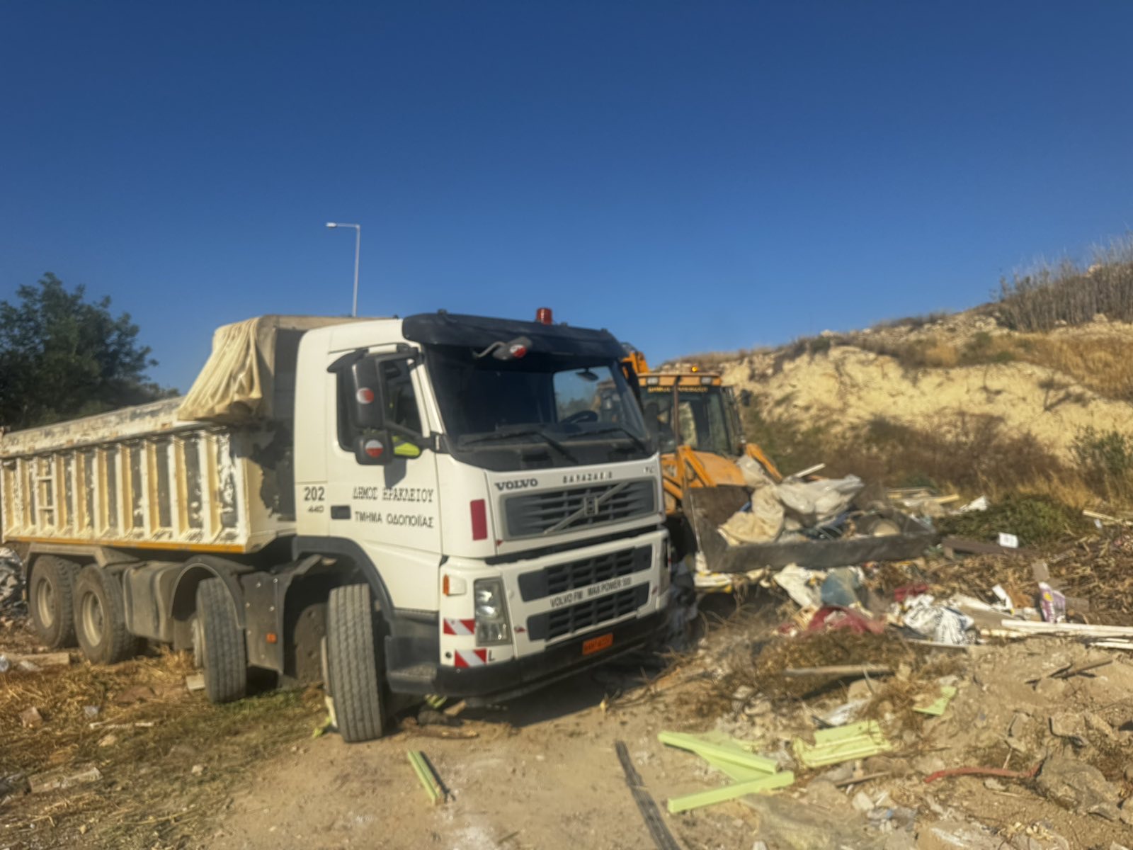Κοινή επιχείρηση Δήμων Ηρακλείου και Μαλεβιζίου για αποκατάσταση παράνομης χωματερής στον Ξηροπόταμο