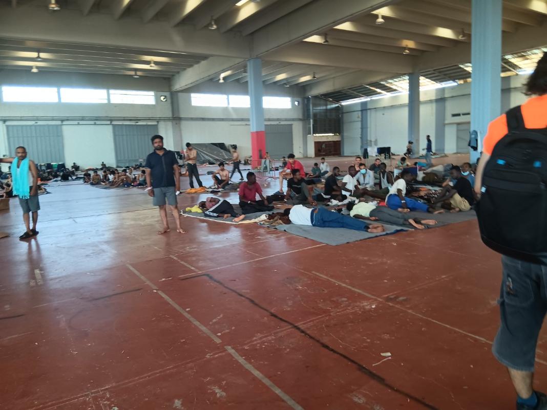 Κλιμάκιο της ΤΕ Χανίων του ΚΚΕ στον χώρο φιλοξενίας των μεταναστών