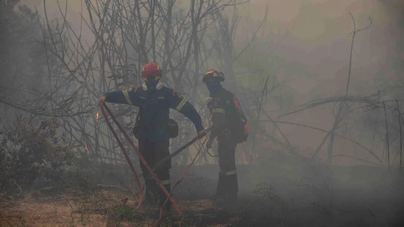 Σε ύφεση τα πύρινα μέτωπα σε Αχαΐα και Στρατώνι – Συνεχίζεται η μάχη με τις φλόγες στη Χίο