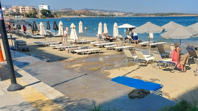 Κρήτη: Παραλία γέμισε με λύματα – Οι ακαθαρσίες φτάνουν μέχρι τη θάλασσα (εικόνες & βίντεο)