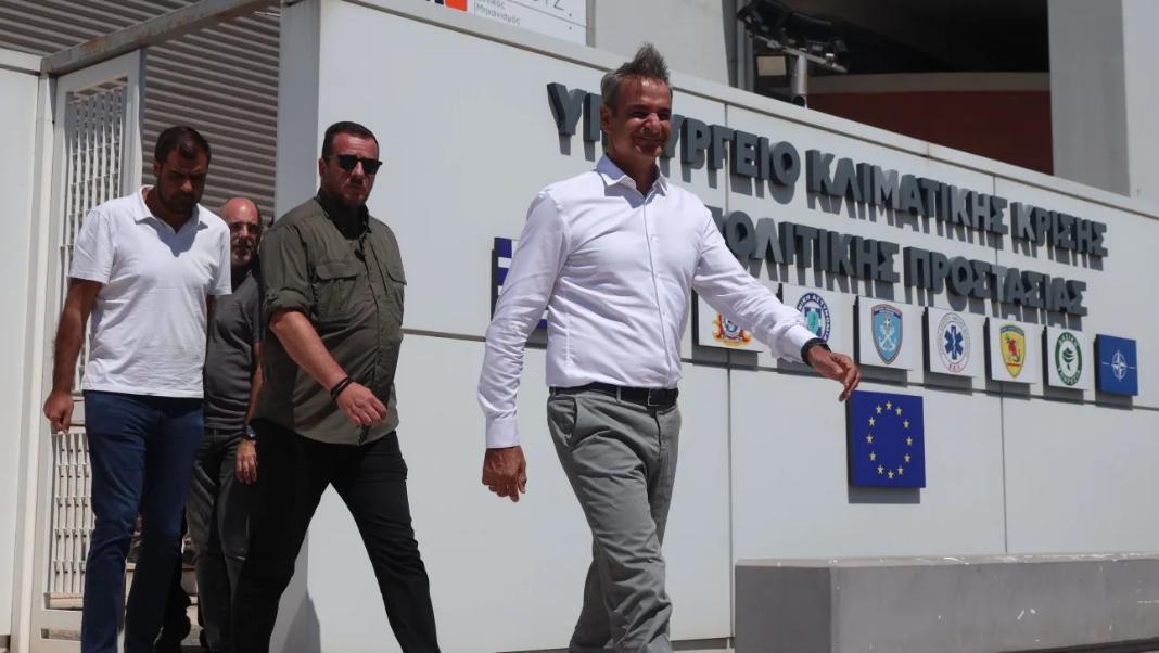 Στο Εθνικό Συντονιστικό Κέντρο ο Κυριάκος Μητσοτάκης – Προήδρευσε σε σύσκεψη για τις φωτιές