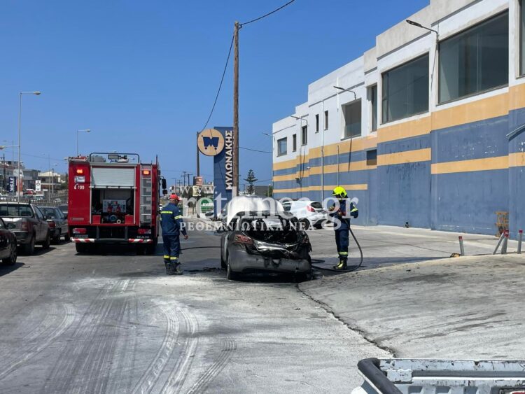 Ρέθυμνο: ΙΧ τυλίχτηκε στις φλόγες – Πρόλαβαν να εγκαταλείψουν το όχημα οι επιβάτες