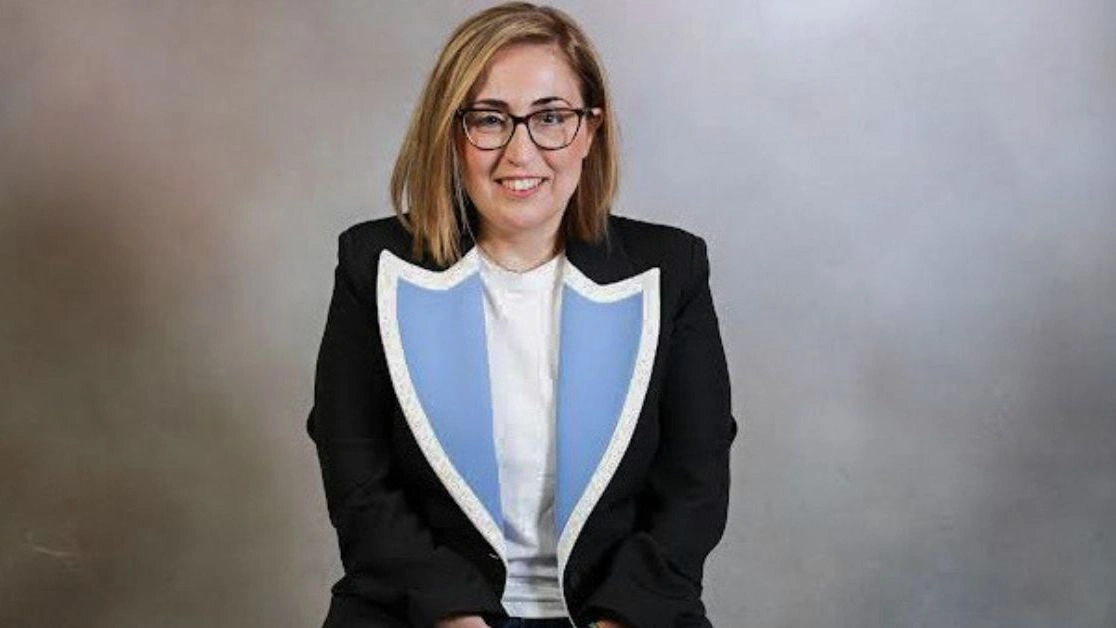 Ποια είναι η πολιτικός που θα αντικαταστήσει τον Απόστολο Βεσυρόπουλο στη Βουλή