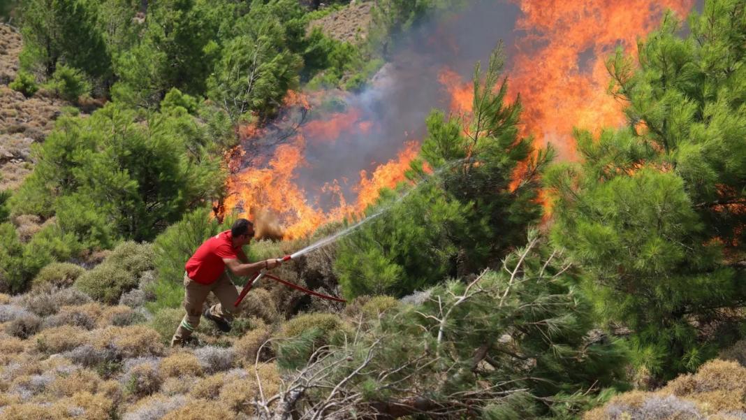 Πυρκαγιές – Καιρός: Εξασθενούν από αύριο οι άνεμοι – Περιορίζονται στο Αιγαίο
