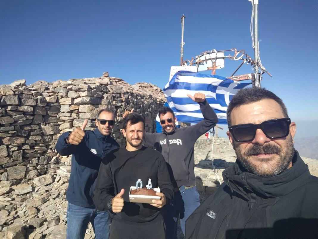 Έκοψαν τούρτα γενεθλίων στην κορυφή του Ψηλορείτη!