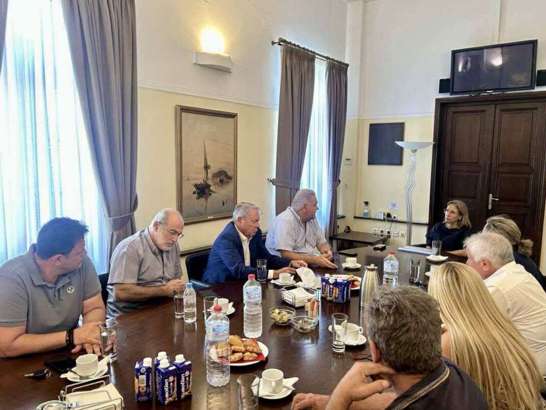 Στην Αποκεντρωμένη Διοίκησης Κρήτης θεσμικοί φορείς για τη μεταφορά της στάσης των τουριστικών λεωφορείων