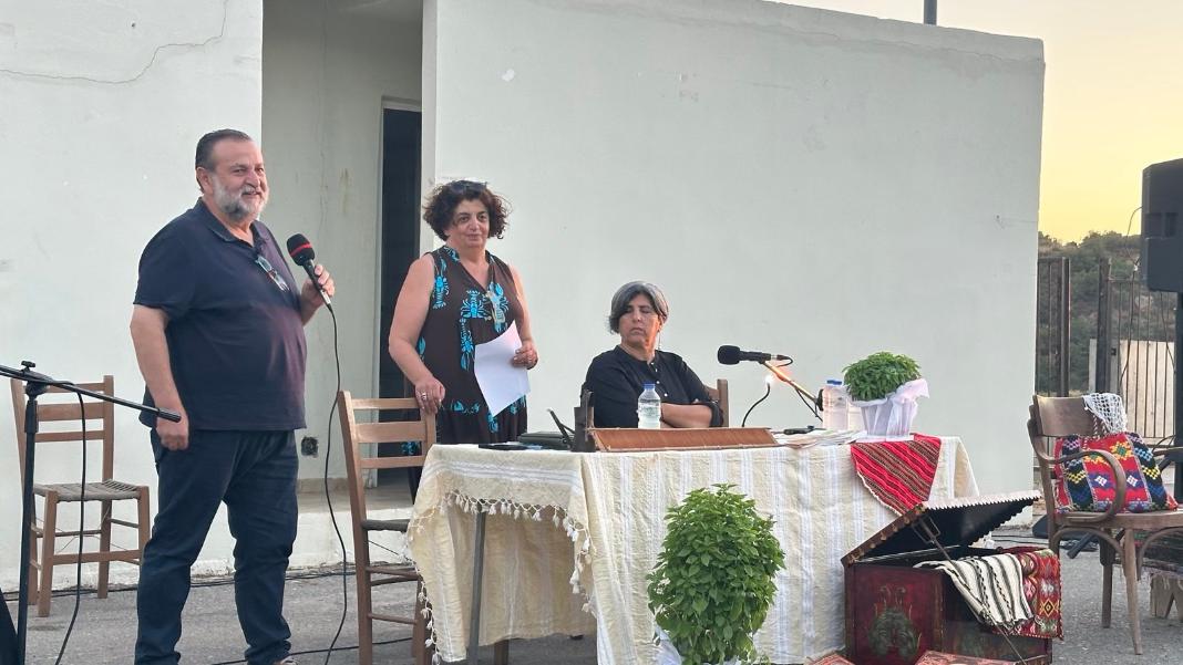 Με επιτυχία και παρουσία πλήθους κόσμου η βραδιά αφήγησης παραμυθιών στη Λύττο, προς τιμήν του Αριστοφάνη Χουρδάκη