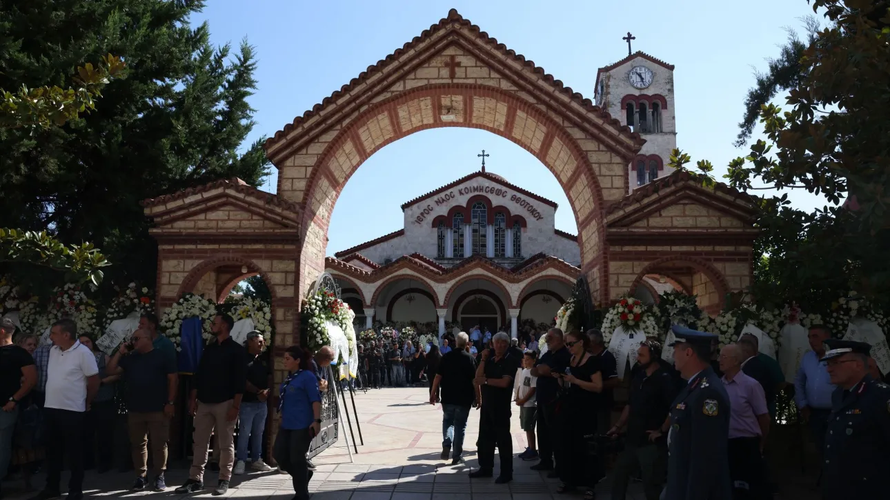 Πλήθος κόσμου στο «τελευταίο αντίο» στον Απόστολο Βεσυρόπουλο – Ποιοι έδωσαν το παρών