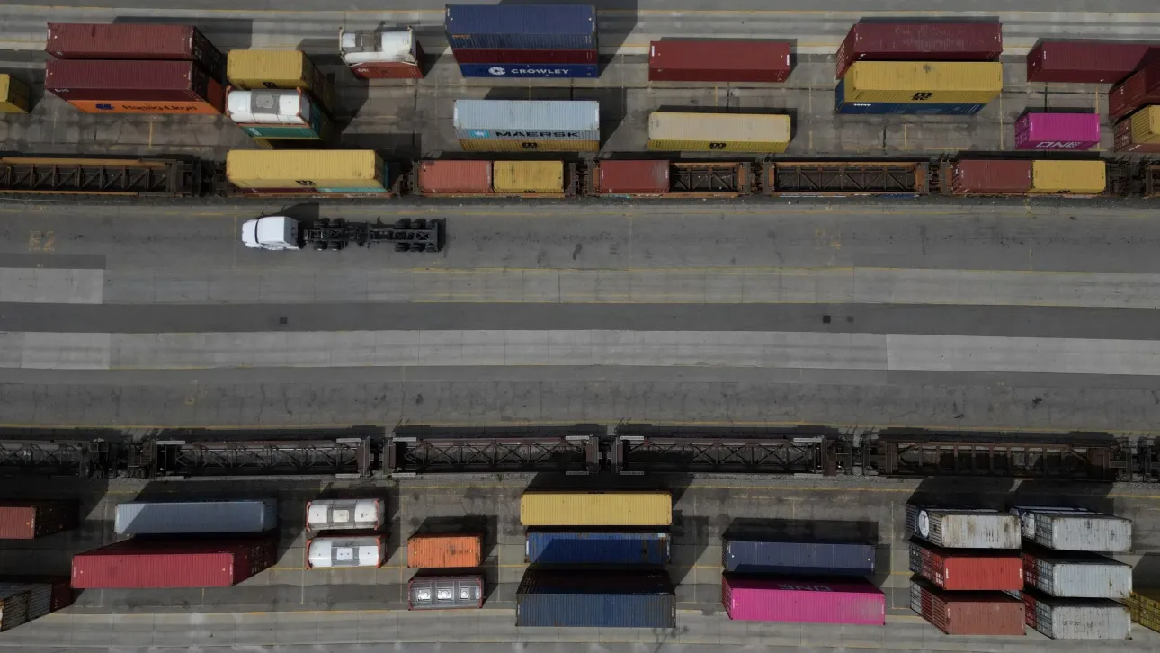 Κοινή δήλωση ΕΕ-ΗΠΑ για τους δασμούς: Στο 15% για αυτοκίνητα, φάρμακα και ημιαγωγούς