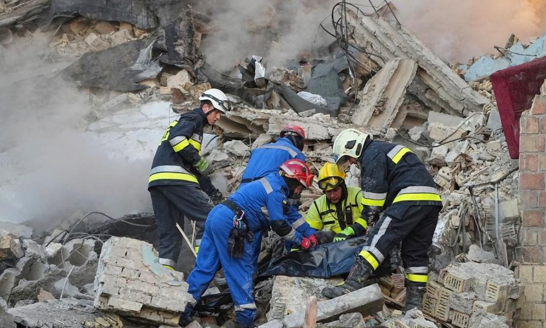 13 νεκροί από ρωσική επίθεση στο Κίεβο – Χτυπήθηκε κτίριο της ΕΕ στην πρωτεύουσα της Ουκρανίας