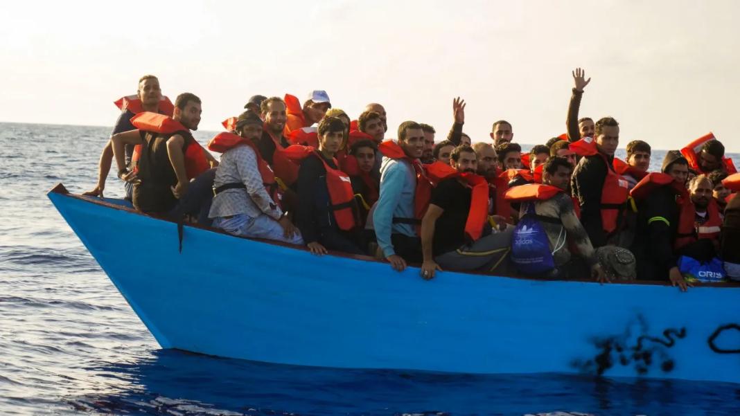 Ιταλία: Πλεούμενο με μετανάστες ανετράπη στα ανοικτά της Λαμπεντούζα – Τουλάχιστον 20 νεκροί